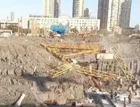惊险！温州一建筑工地发生塔吊坍塌，导致1死2伤！