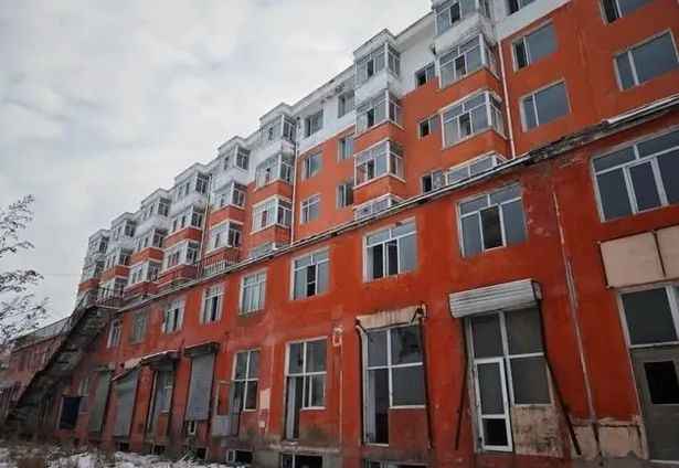 黑龙江一旧居改造小区9年变成危房，调查发现：300多户居民长期无法搬迁